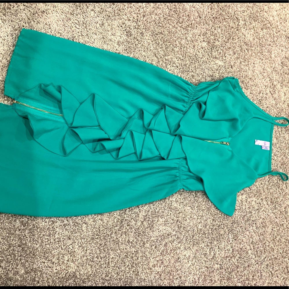 Green, detailed dress with zipper